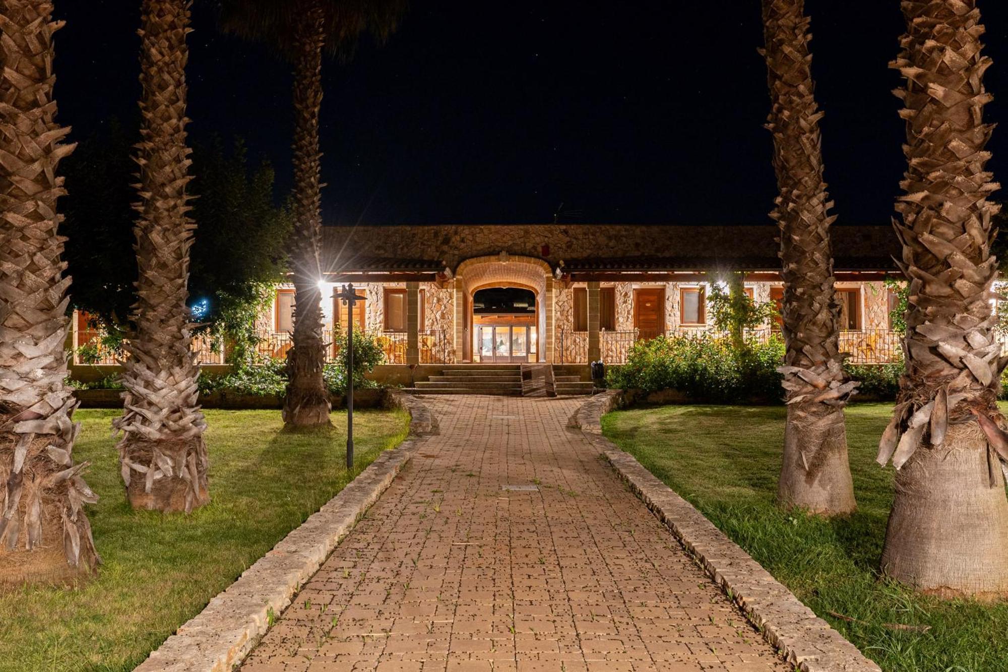 Hotel Masseria Le Pajare เปรสซิกเช ภายนอก รูปภาพ