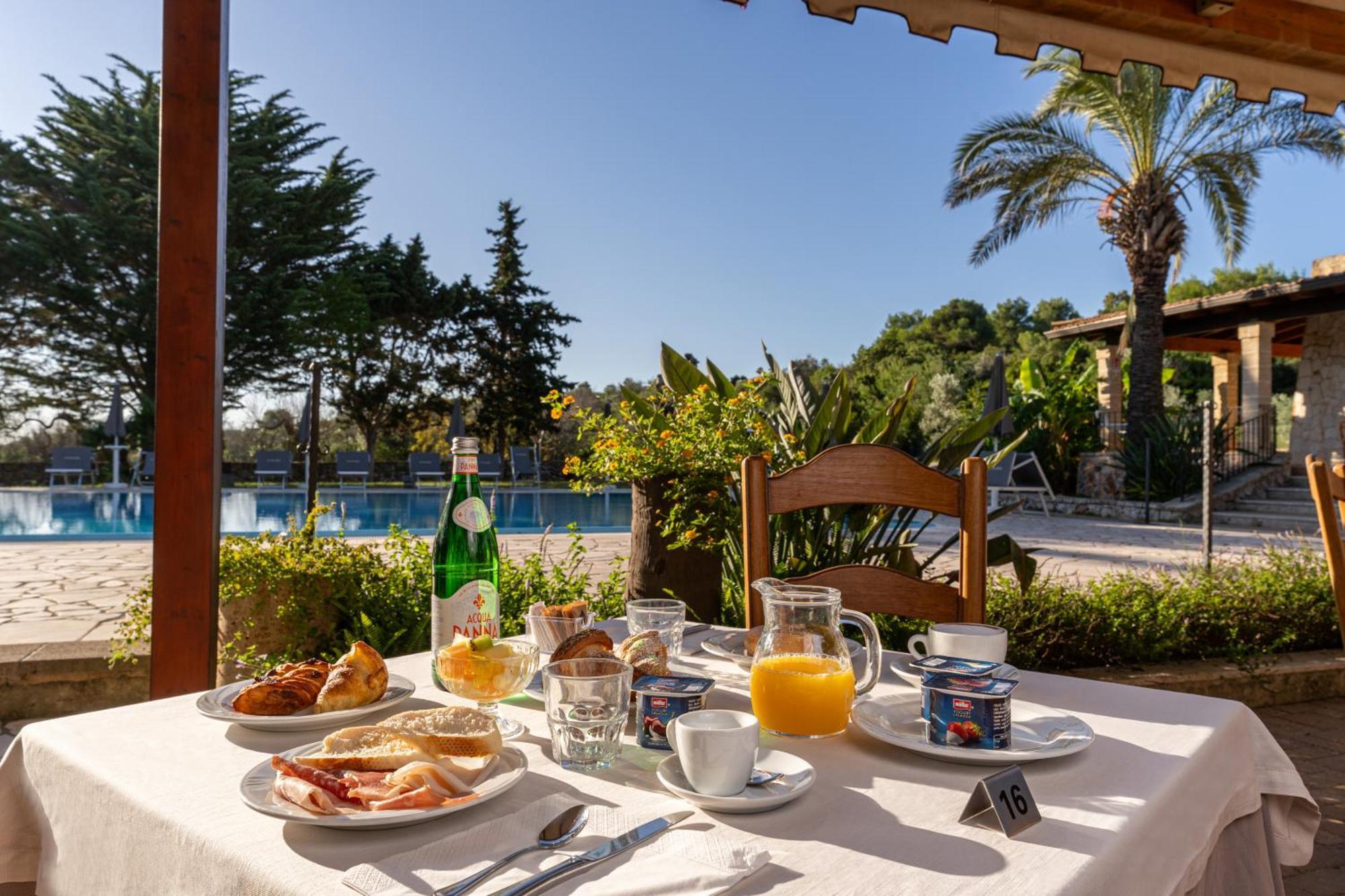 Hotel Masseria Le Pajare เปรสซิกเช ภายนอก รูปภาพ